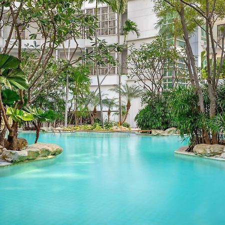 Dusit Suites Hotel Ratchadamri, Bangkok Exterior foto The pool at the hotel