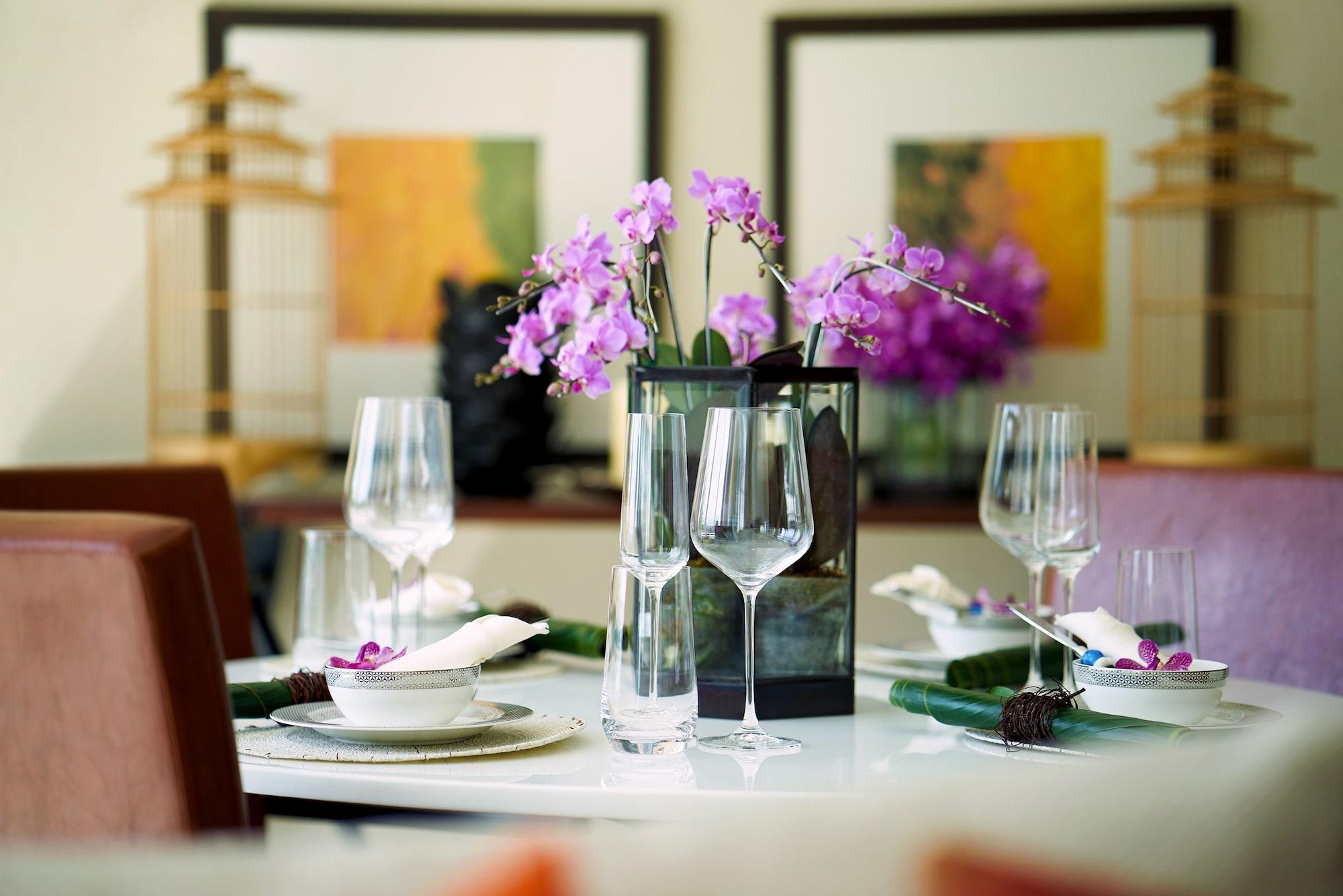 Dusit Suites Hotel Ratchadamri, Bangkok Exterior foto A table set for dinner