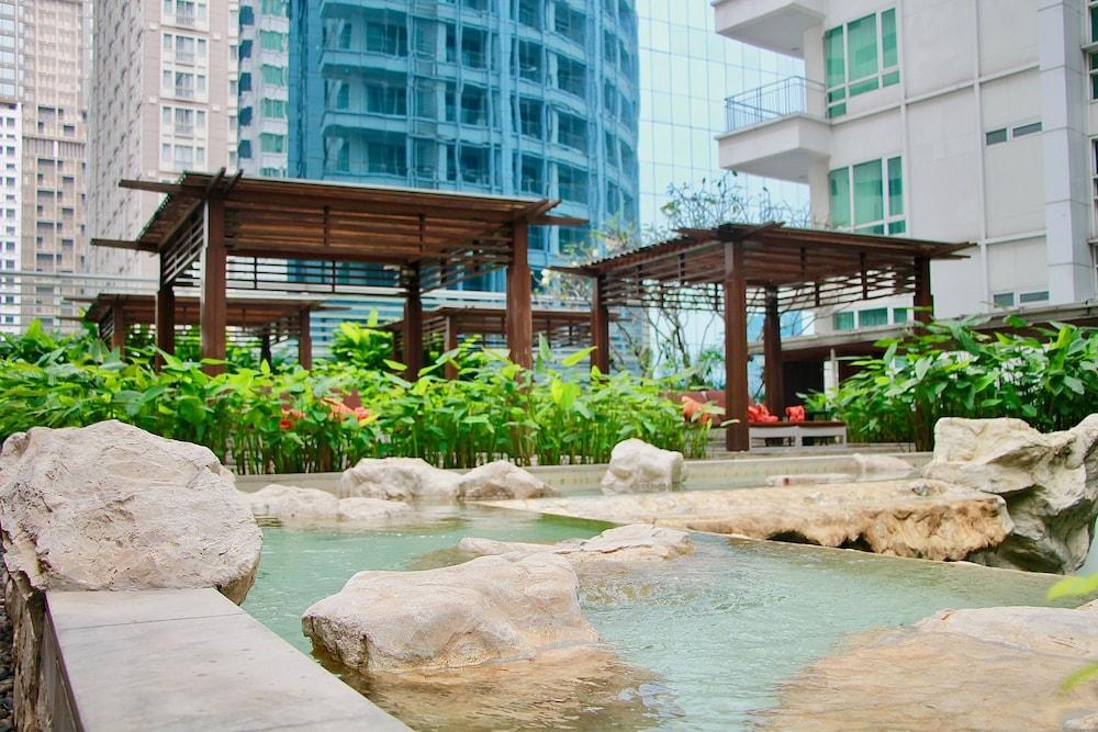 Dusit Suites Hotel Ratchadamri, Bangkok Exterior foto The Rock Garden