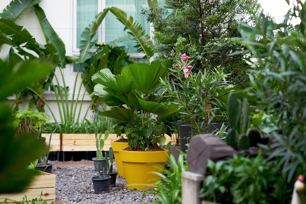 Dusit Suites Hotel Ratchadamri, Bangkok Exterior foto A rooftop garden in Singapore