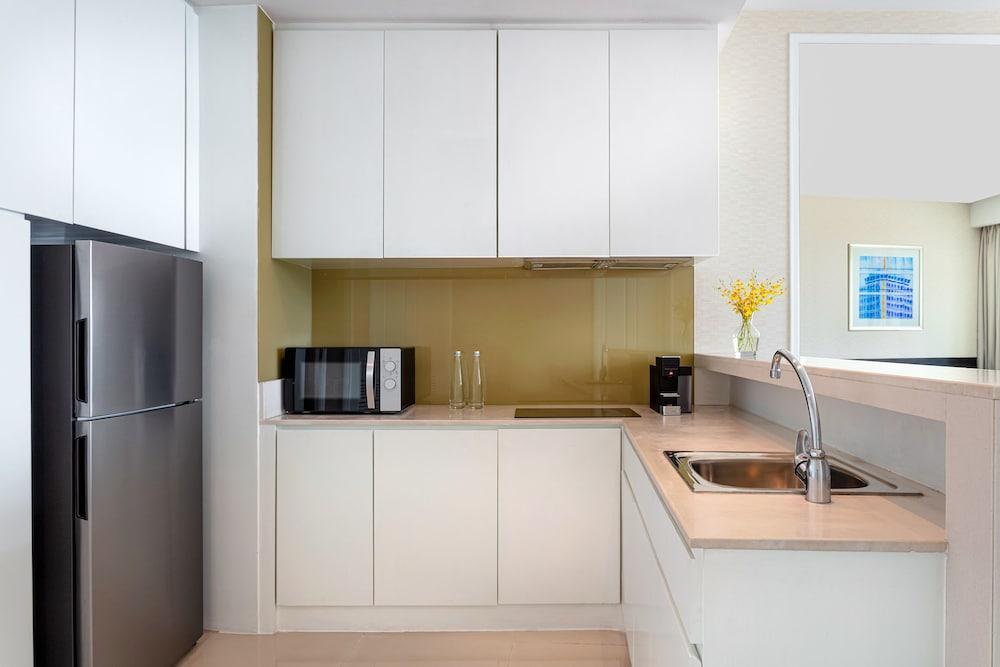 Dusit Suites Hotel Ratchadamri, Bangkok Exterior foto A typical kitchen in a serviced apartment