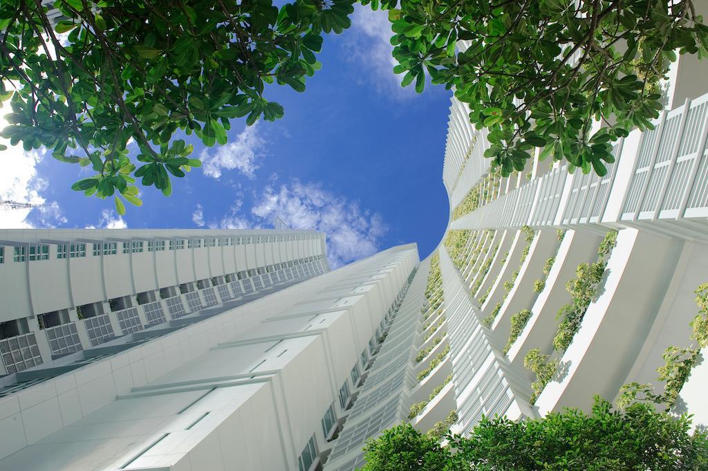 Dusit Suites Hotel Ratchadamri, Bangkok Exterior foto The vertical green wall at the National University of Singapore