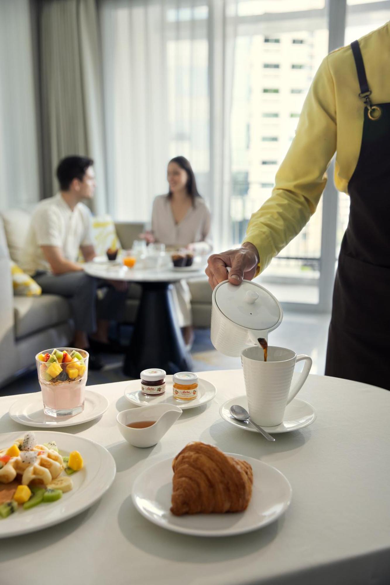 Dusit Suites Hotel Ratchadamri, Bangkok Exterior foto A waiter serving coffee
