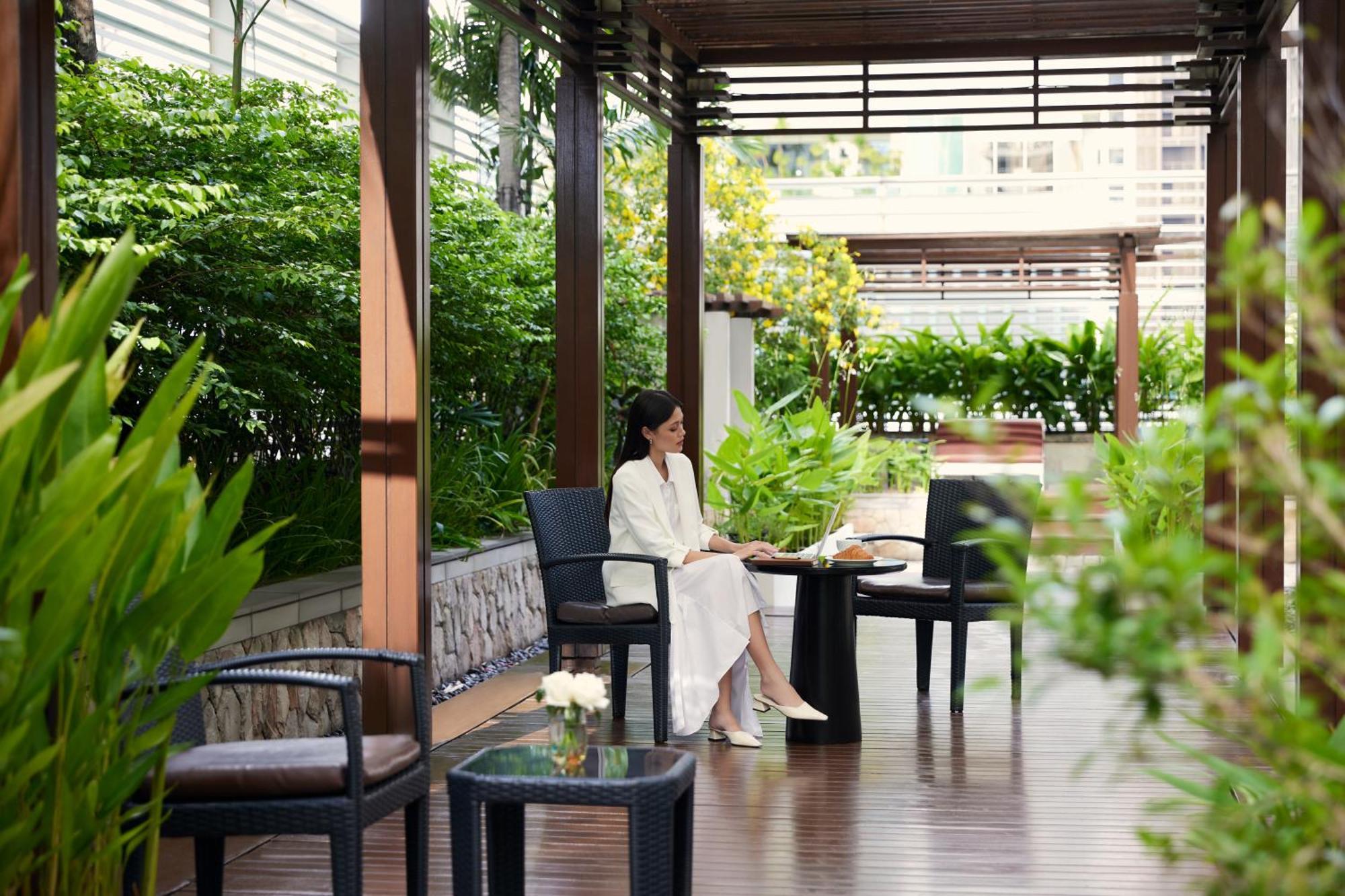 Dusit Suites Hotel Ratchadamri, Bangkok Exterior foto The Club at The Landmark, Bangkok