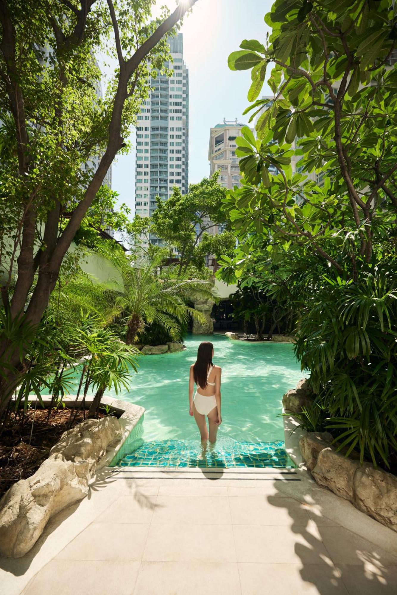 Dusit Suites Hotel Ratchadamri, Bangkok Exterior foto The pool at the B2 resort
