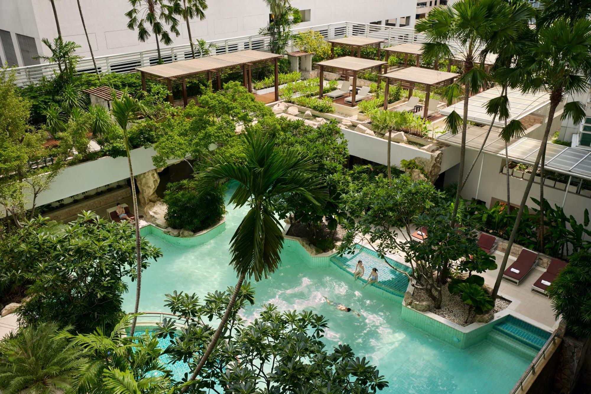 Dusit Suites Hotel Ratchadamri, Bangkok Exterior foto The resort's lagoon