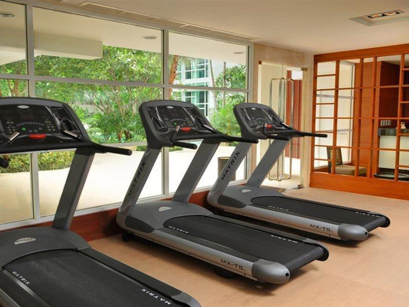 Dusit Suites Hotel Ratchadamri, Bangkok Exterior foto Treadmills in a gym