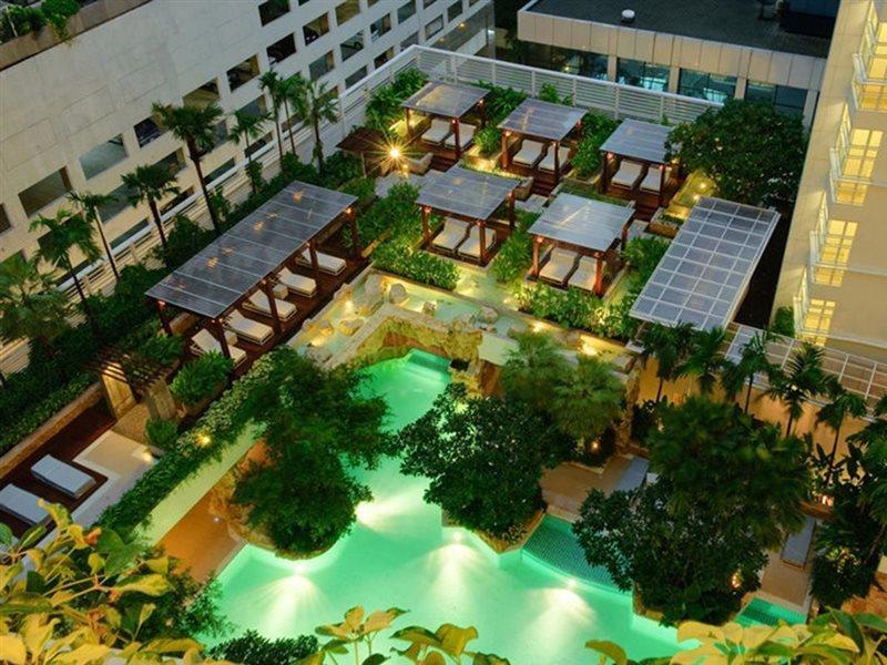 Dusit Suites Hotel Ratchadamri, Bangkok Exterior foto The interior courtyard of the hotel