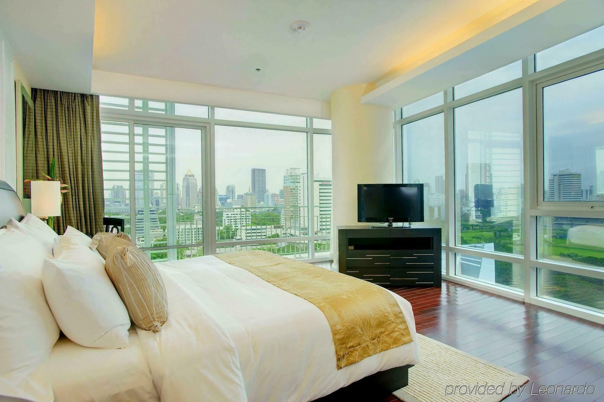 Dusit Suites Hotel Ratchadamri, Bangkok Habitación foto A bedroom at The Residences at Greenbelt