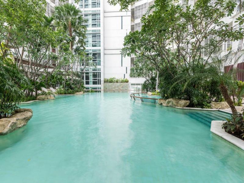 Dusit Suites Hotel Ratchadamri, Bangkok Exterior foto The pool at the 10th floor