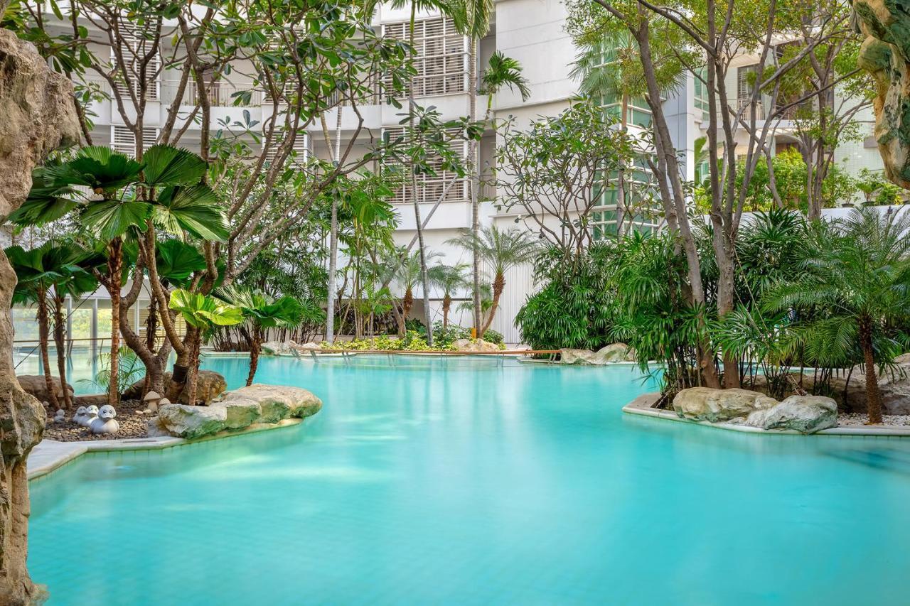 Dusit Suites Hotel Ratchadamri, Bangkok Exterior foto The pool at the hotel