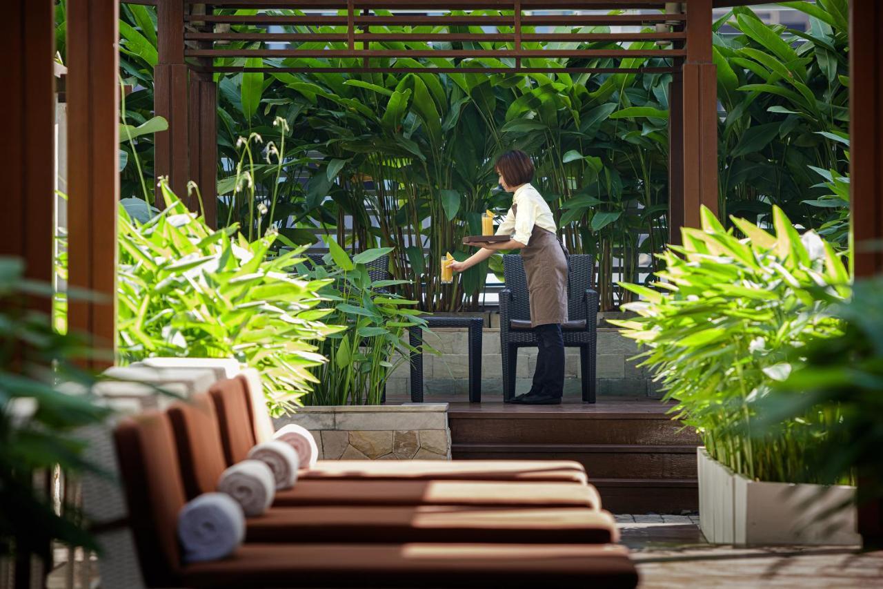 Dusit Suites Hotel Ratchadamri, Bangkok Exterior foto A hotel staff serving drinks at a resort